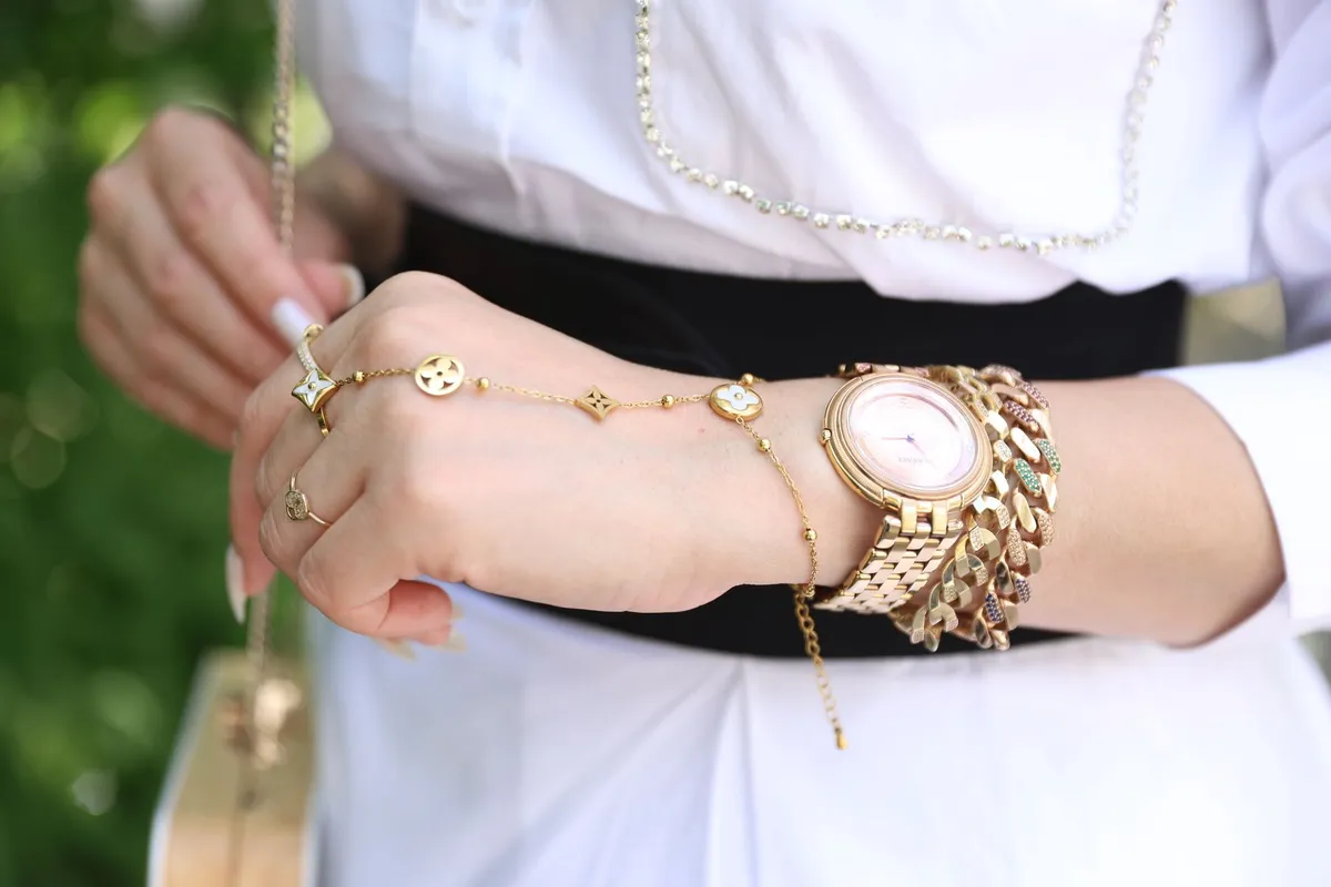 Gold bracelet designs: the classic styles and how to choose