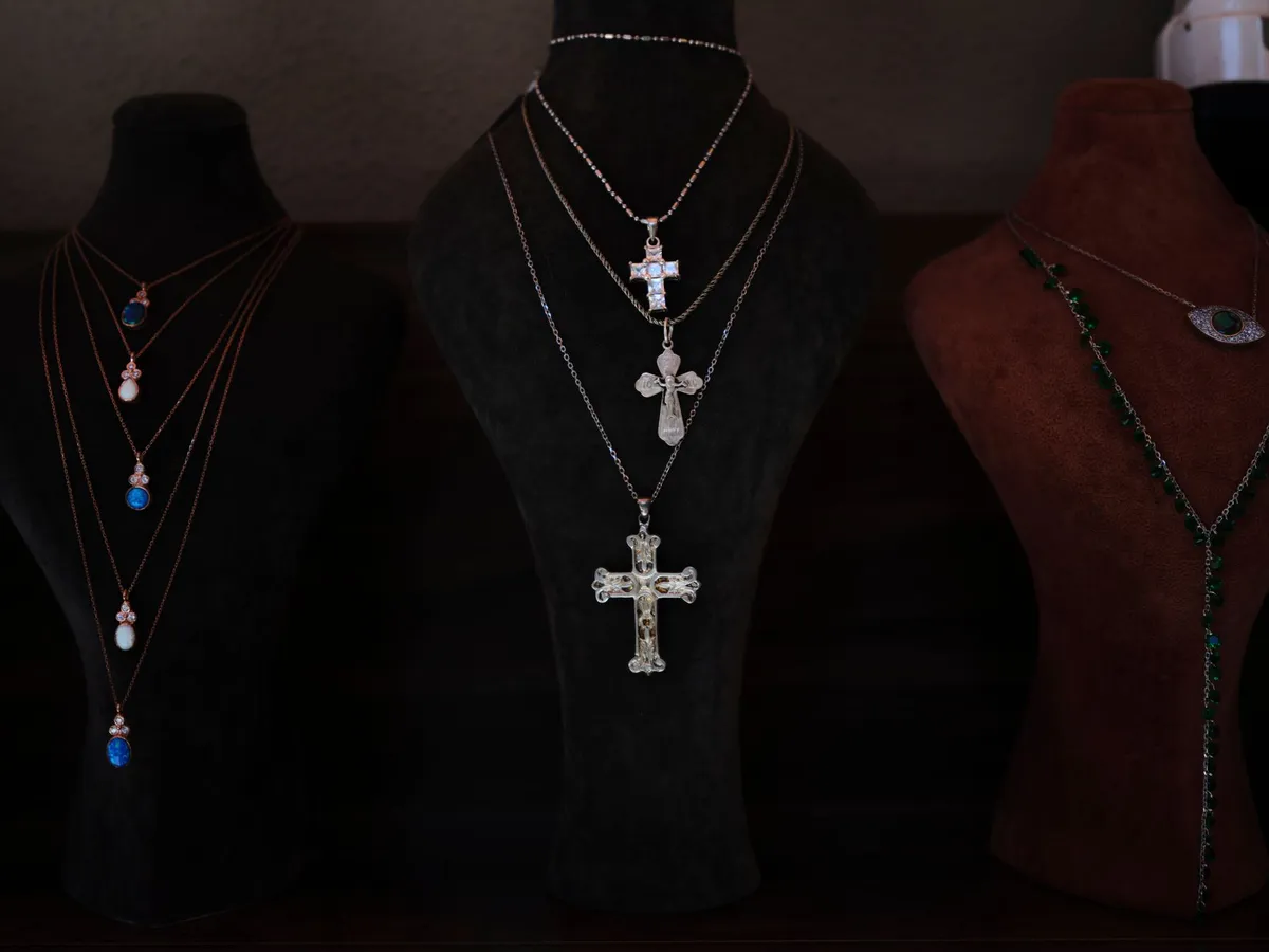 Fashion jewelry: what it is made of and how to buy it well